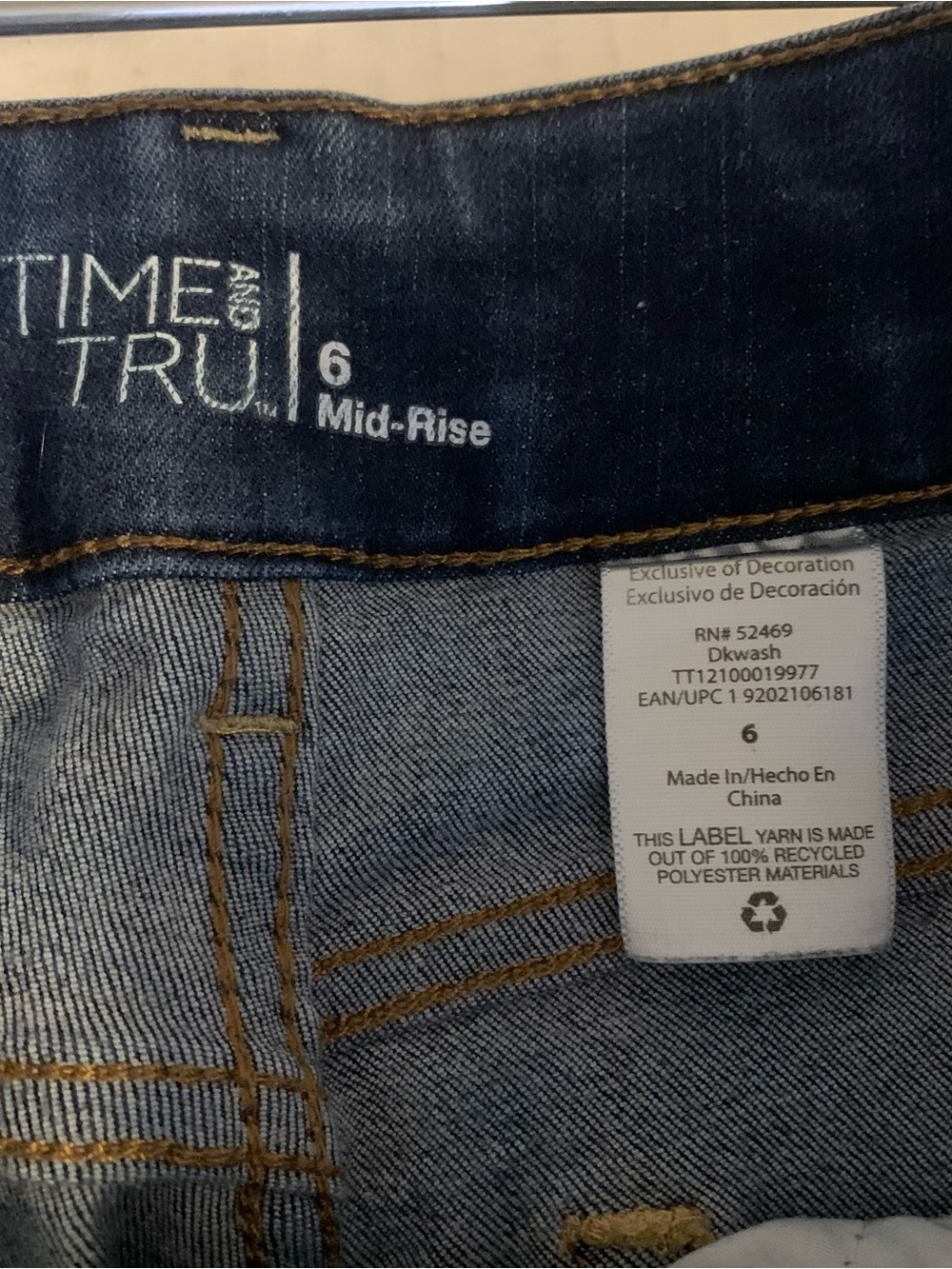 Time & Tru Mid Rise Dark Denim Capri Jeans - Picture 5 of 6